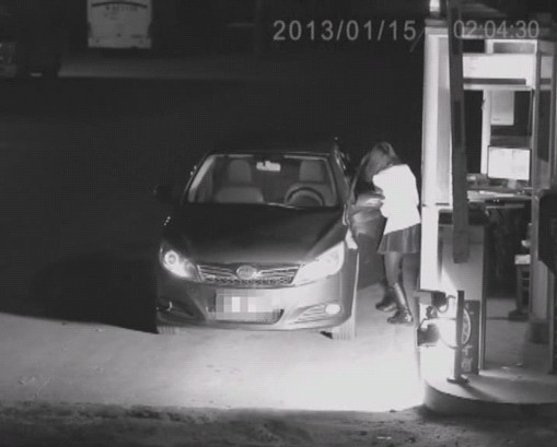 網(wǎng)曝美女車主為逃停車故意扮鬼 嚇傻收費(fèi)員(圖)