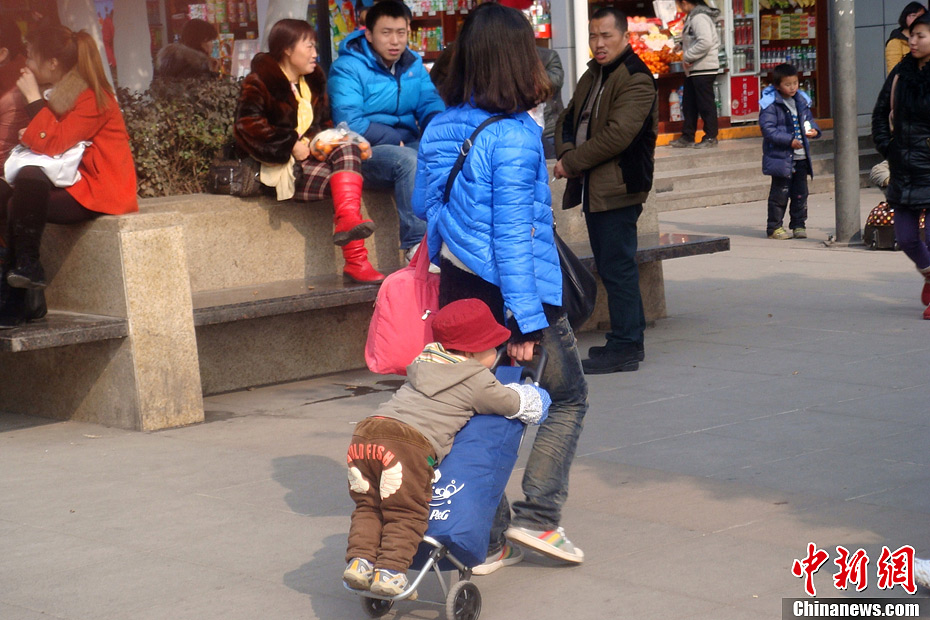 重慶火車站百態(tài) 學(xué)生情侶分別最動(dòng)人