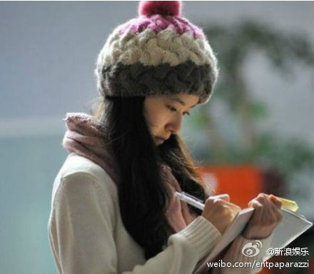 “奶茶妹妹”實習(xí)當(dāng)記者引圍觀 海量生活照曝光