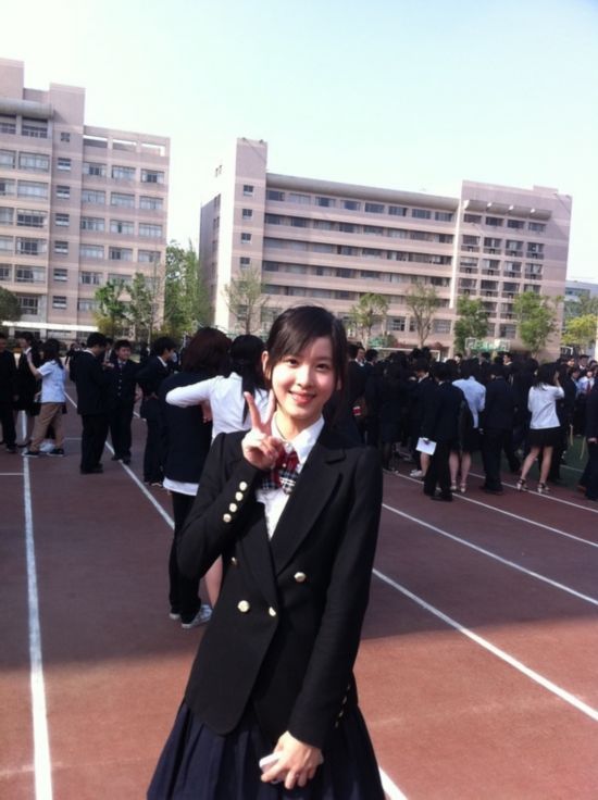 “奶茶妹妹”實習(xí)當(dāng)記者引圍觀 海量生活照曝光