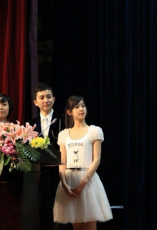 “奶茶妹妹”實(shí)習(xí)當(dāng)記者引圍觀 海量生活照曝光