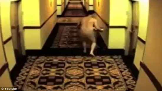 被鎖酒店房門外 裸男托盤遮羞