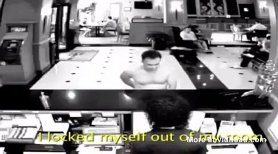 被鎖酒店房門外 裸男托盤遮羞