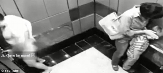 被鎖酒店房門外 裸男托盤遮羞