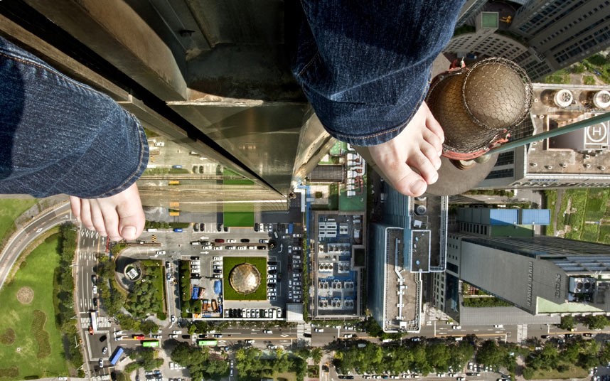 美女高樓“玩命”自拍 要美不要命