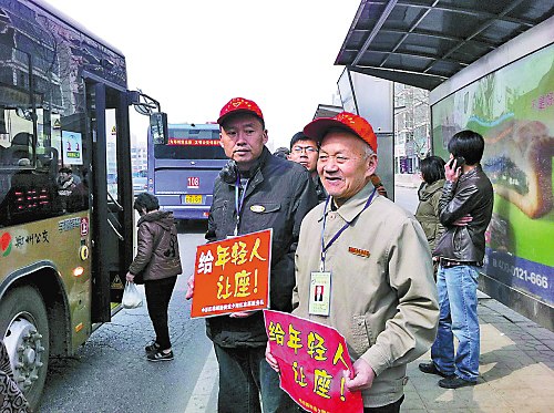 老人戴紅帽舉紅牌 為年輕人讓座無人敢坐（圖）