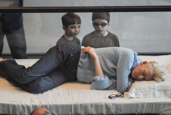 前衛(wèi)女神表演行為藝術(shù) 博物館里睡覺供人參觀