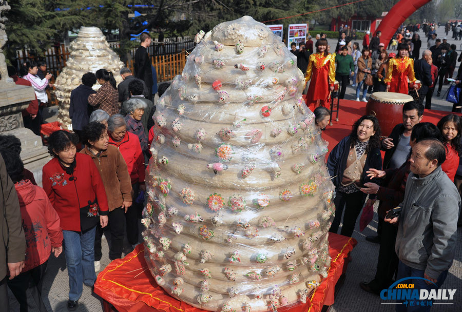 巨型花饃亮相太原 高3米重1.2噸制作歷時(shí)半月