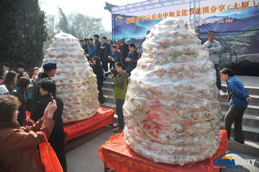 巨型花饃亮相太原 高3米重1.2噸制作歷時半月