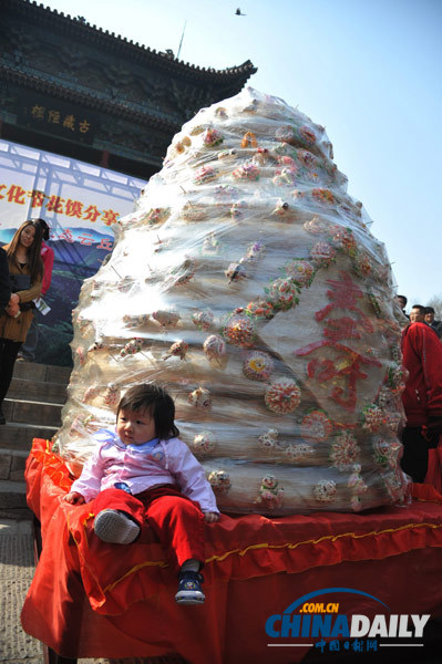 巨型花饃亮相太原 高3米重1.2噸制作歷時半月