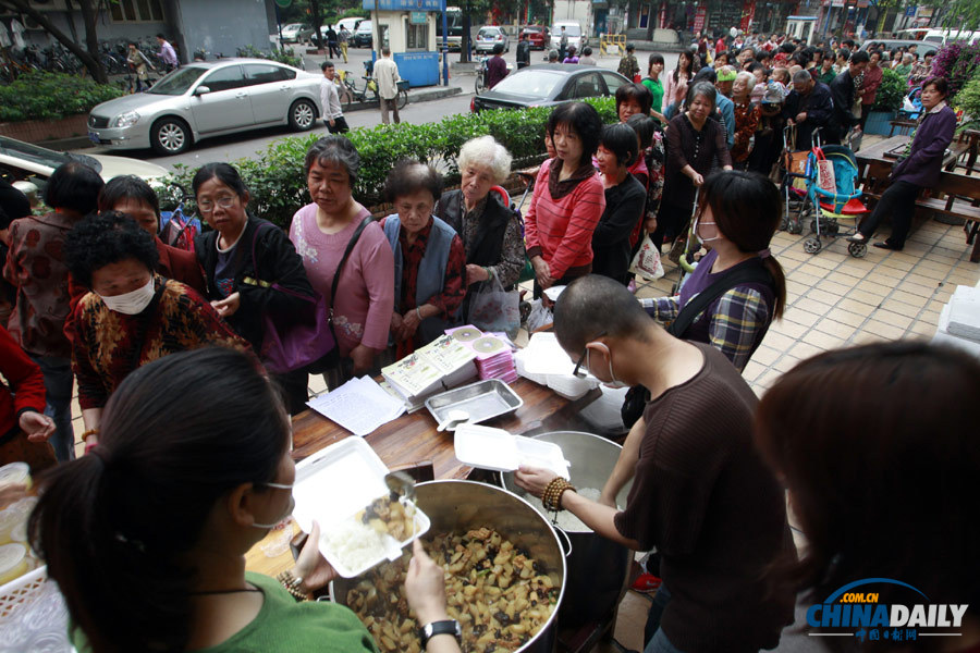 廣州一素食館初一十五免費(fèi)派500盒飯