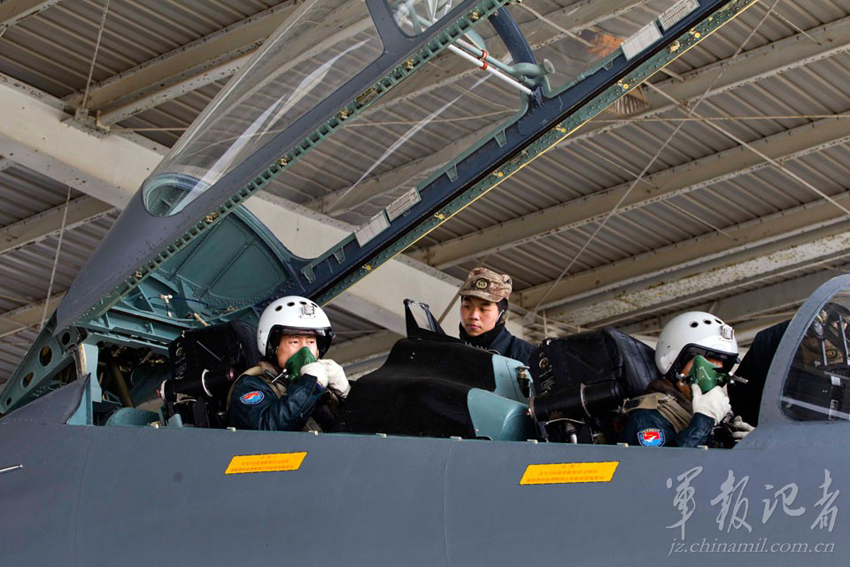 高清組圖：中國(guó)空軍蘇-27UBK型戰(zhàn)斗教練機(jī)