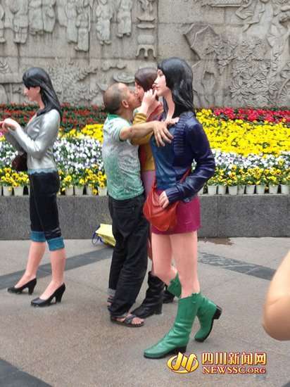 成都男子鬧市舌吻女雕塑 長達(dá)10余分鐘