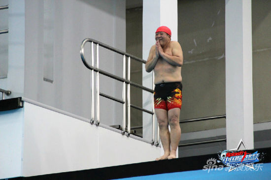 64歲牛群高臺跳水險被拍暈