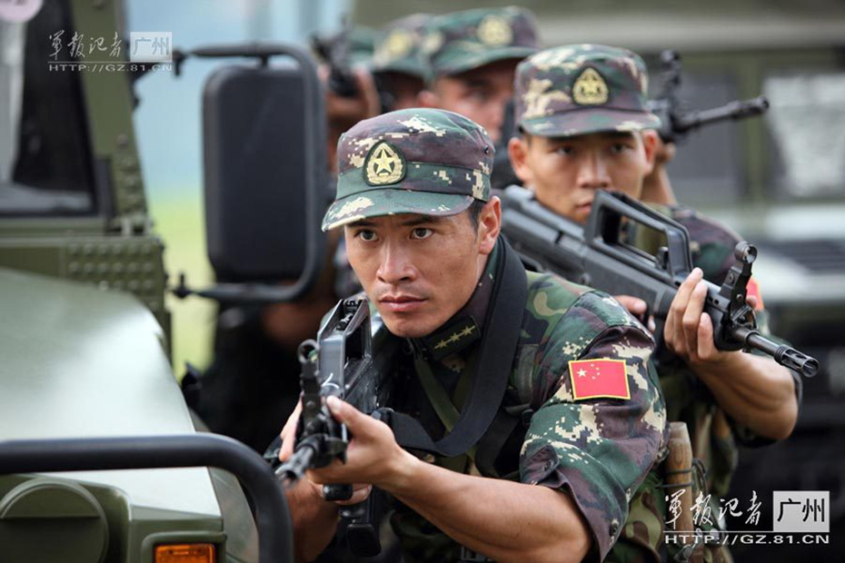 解放軍兵王配上新型大狙帥氣十足