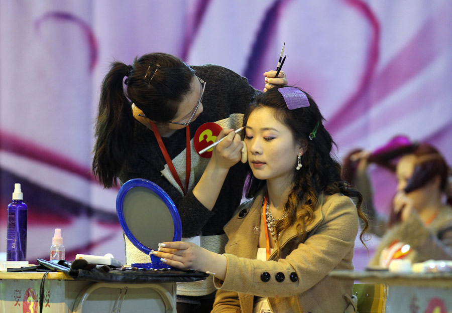 福建晉江：職業(yè)院校“新娘”化妝競賽