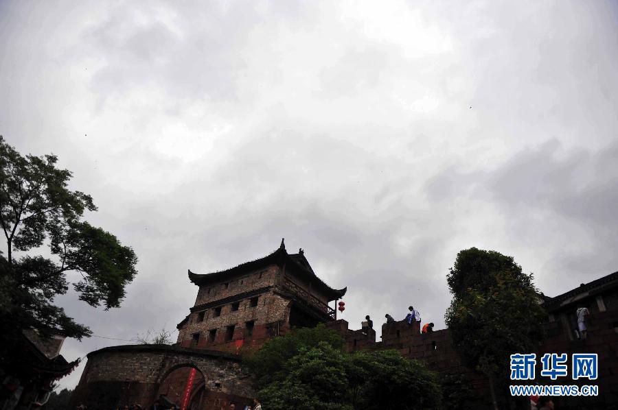 鳳凰古城將啟“收費模式” 游客搶抓“免費尾巴”