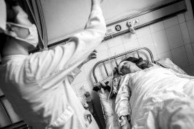 母親突遭鄰居鐵棍襲擊 用身體護(hù)住嬰兒車(圖)