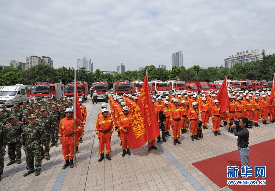 軍隊(duì)、消防、醫(yī)療等部門迅速馳援雅安受災(zāi)區(qū)