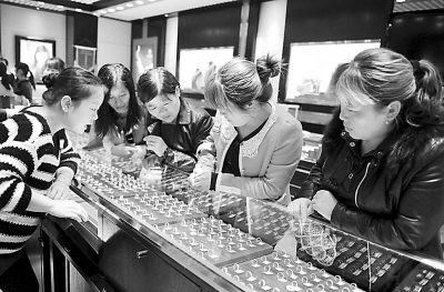 金價(jià)暴跌為何還敢成箱買？