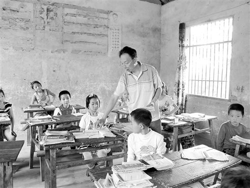 重慶56歲老教師獨撐村小6年 語數(shù)體全教 還兼煮飯