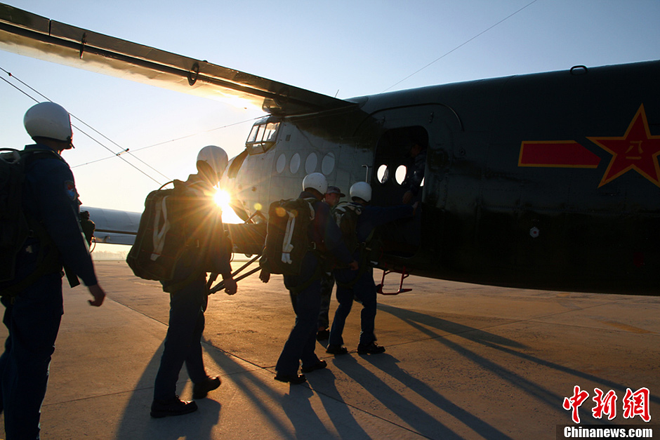 中國(guó)空軍新一批殲擊機(jī)飛行學(xué)員完成首次空中跳傘