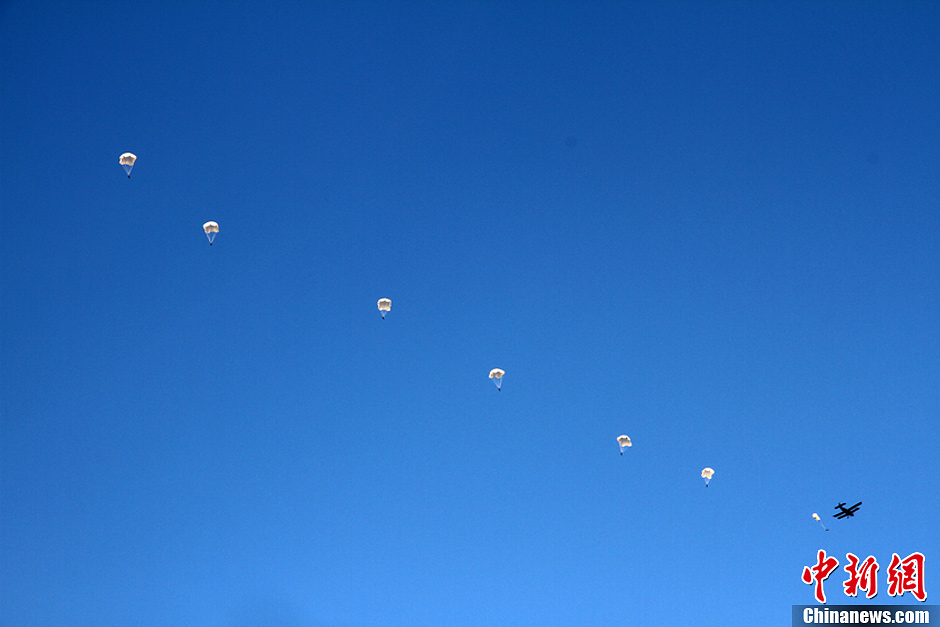 中國空軍新一批殲擊機(jī)飛行學(xué)員完成首次空中跳傘