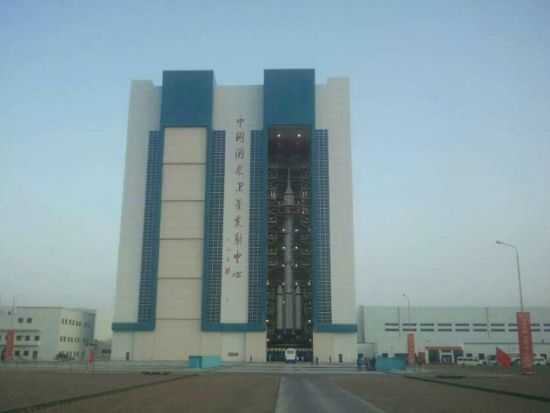 神舟十號飛船6月中旬擇機發(fā)射　船箭塔組合體轉(zhuǎn)運至發(fā)射區(qū)