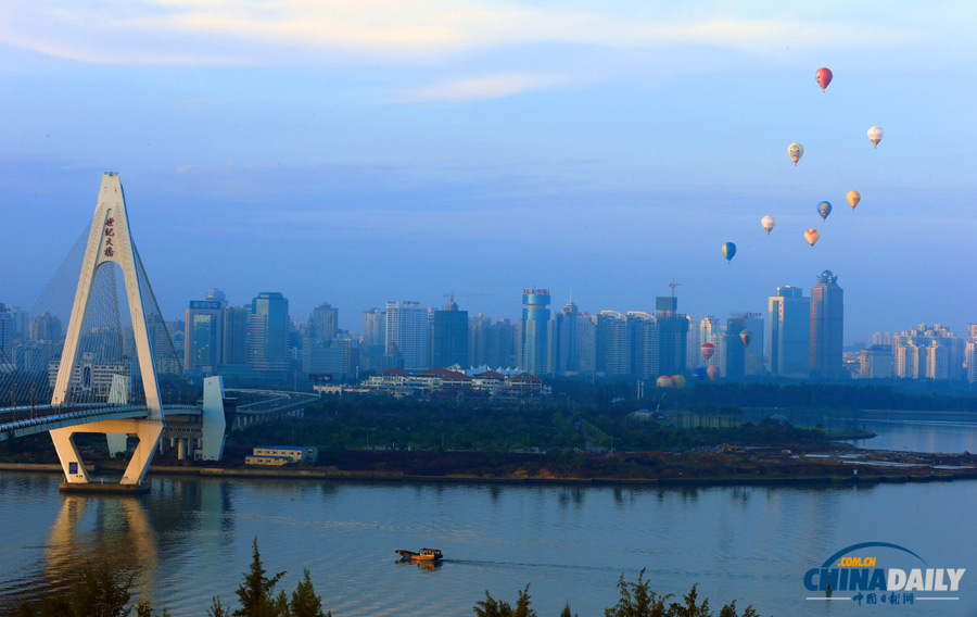 海南海口:15只熱氣球成功飛越瓊州海峽