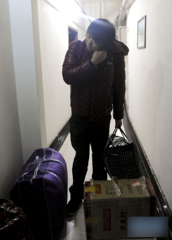 慘!北漂族地下室生活