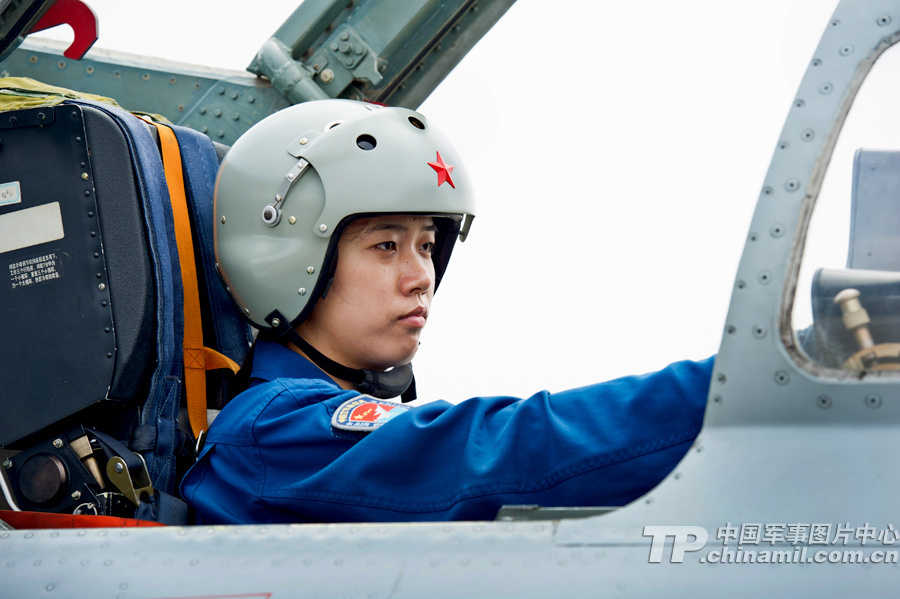 中國(guó)空軍首批雙學(xué)士殲擊機(jī)女飛行員步入戰(zhàn)位