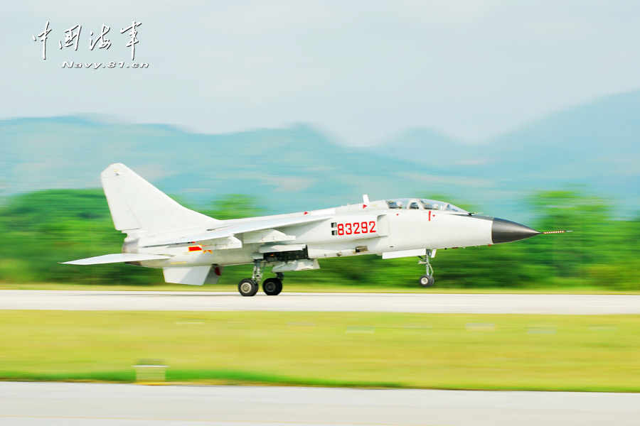 中國空軍首批雙學(xué)士殲擊機(jī)女飛行員步入戰(zhàn)位