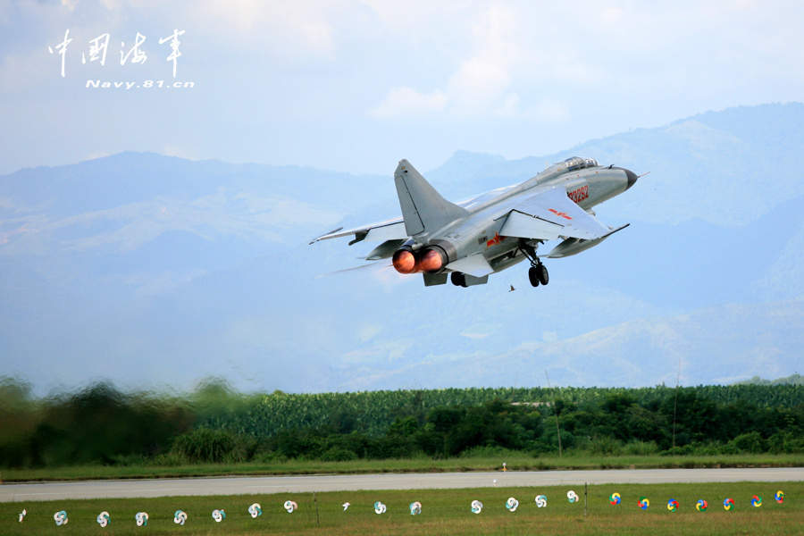 中國(guó)空軍首批雙學(xué)士殲擊機(jī)女飛行員步入戰(zhàn)位