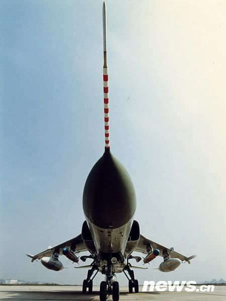 中國空軍首批雙學(xué)士殲擊機(jī)女飛行員步入戰(zhàn)位