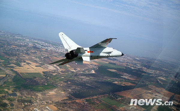 中國空軍首批雙學(xué)士殲擊機女飛行員步入戰(zhàn)位