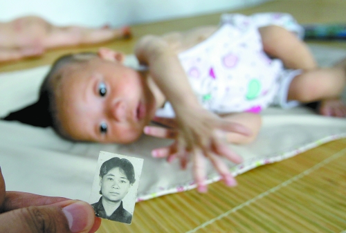 記者探訪“饑餓娃娃”媽媽老家 不幸婚姻帶來(lái)傷痛