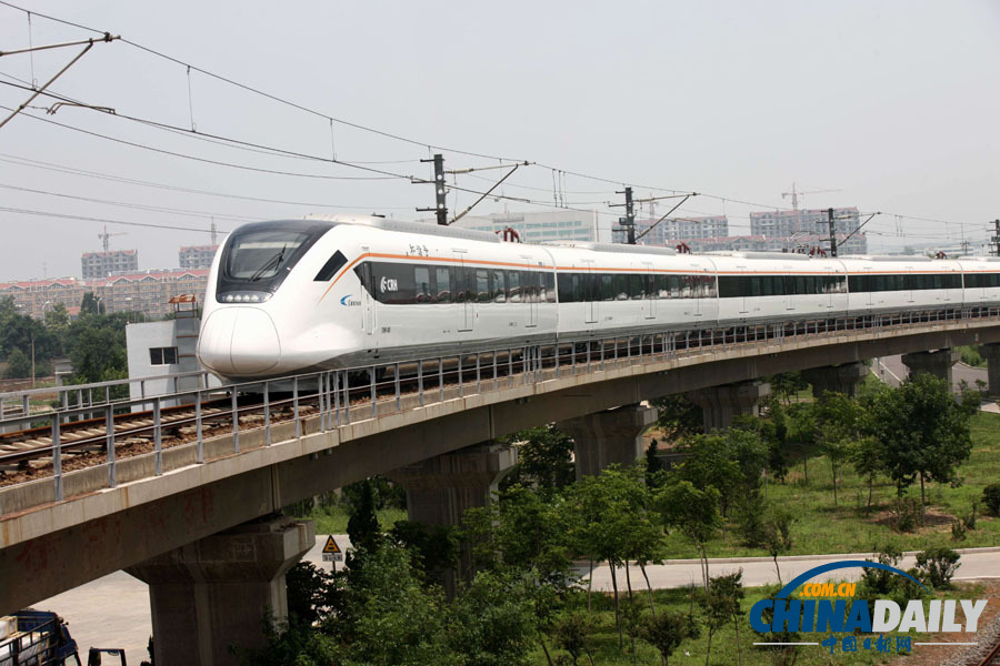 可公交化運(yùn)營新型城際動(dòng)車組在山東青島下線(圖)