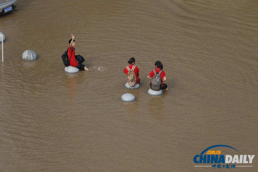 武漢遭遇暴雨 市區(qū)多處積水