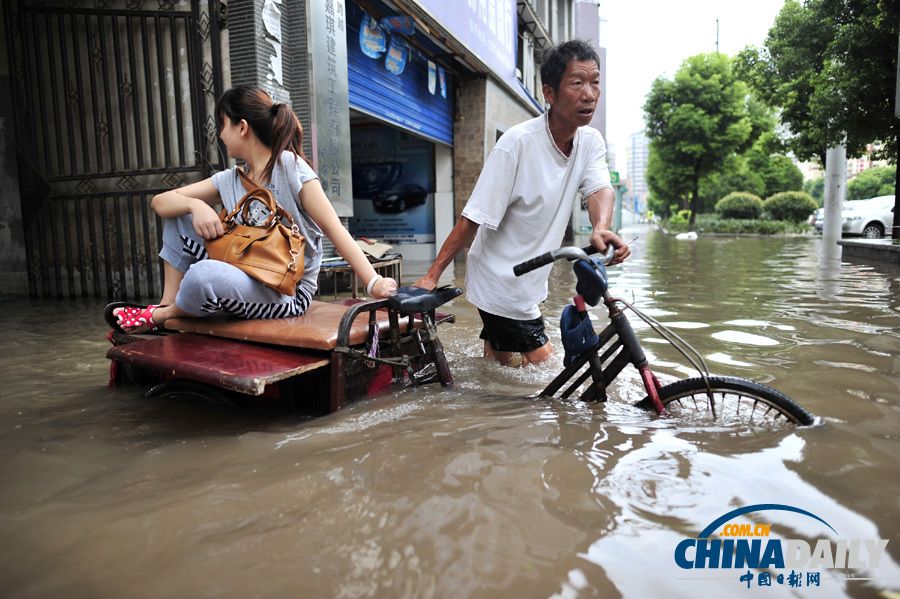 武漢遭遇暴雨 市區(qū)多處積水