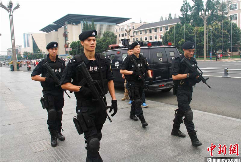 高清：成都男女精英特警全副武裝 混編巡邏