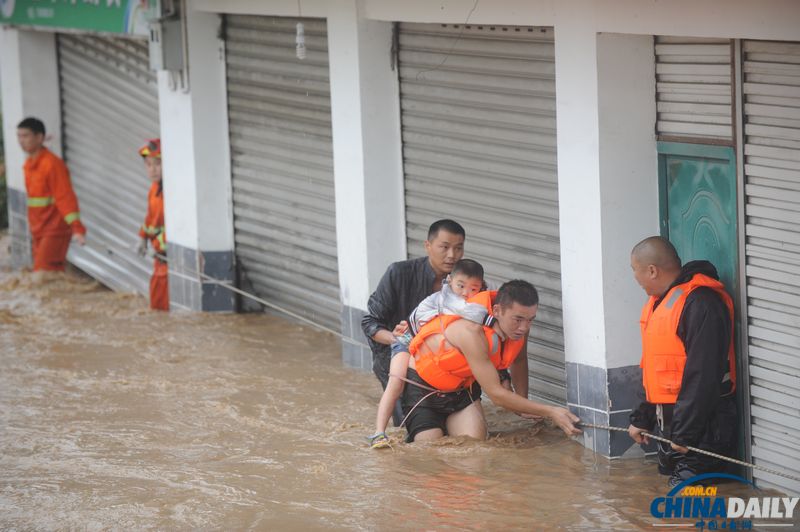 中國日報(bào)聚焦四川暴雨天氣