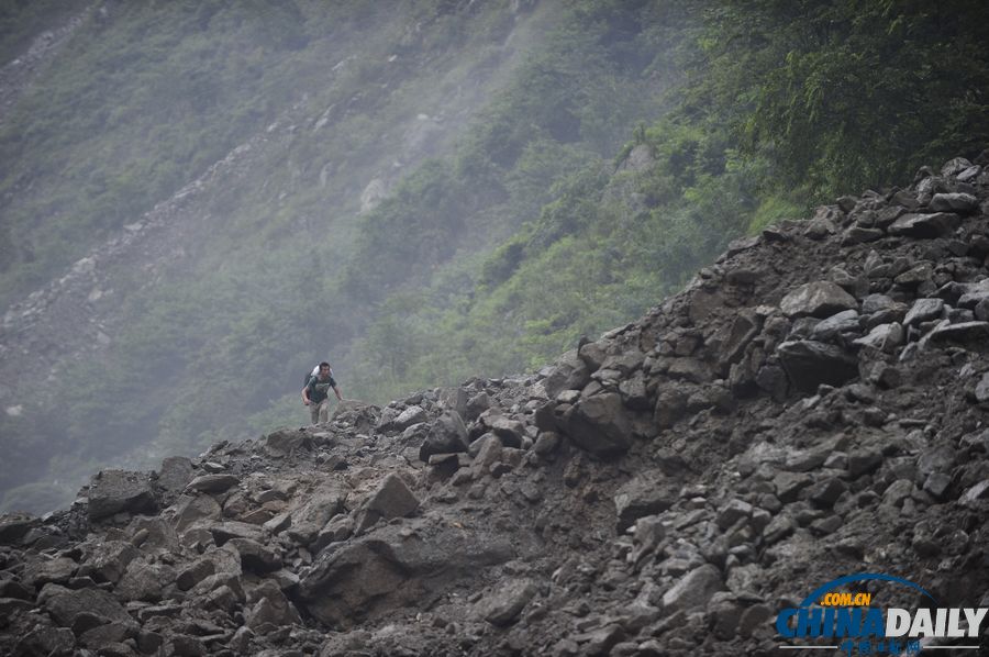 汶川映秀道路再次發(fā)生塌方 村民徒步避險(xiǎn)