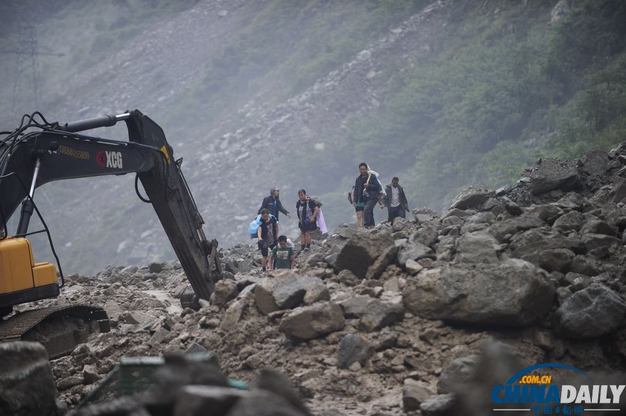 汶川映秀道路再次發(fā)生塌方 村民徒步避險(xiǎn)