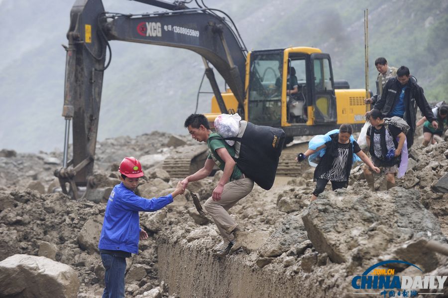 汶川映秀道路再次發(fā)生塌方 村民徒步避險
