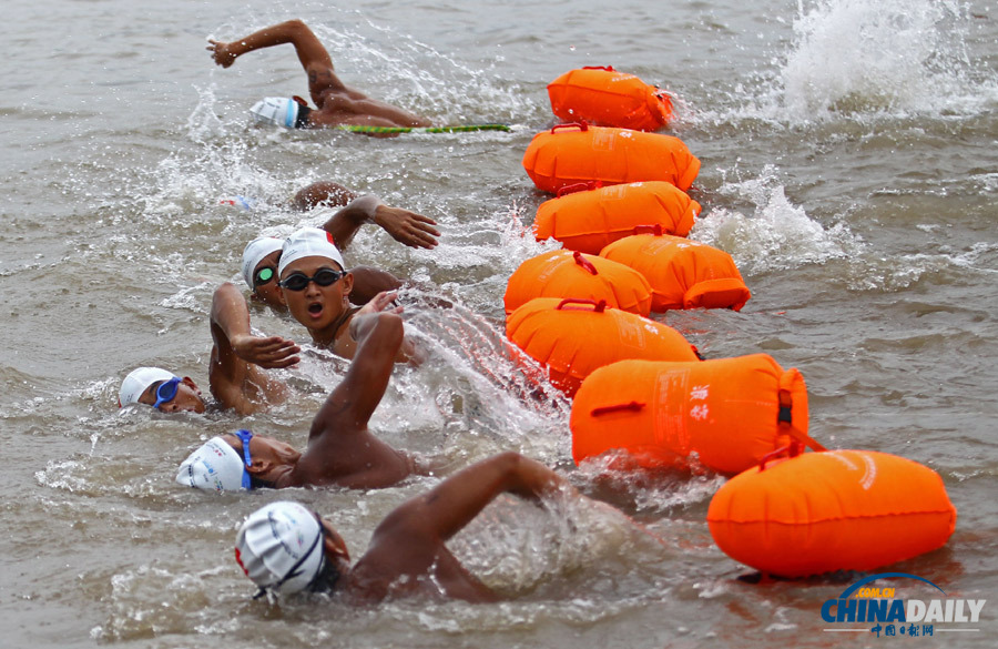 武漢：渡江節(jié)開幕 兩千余名游泳高手挑戰(zhàn)長江