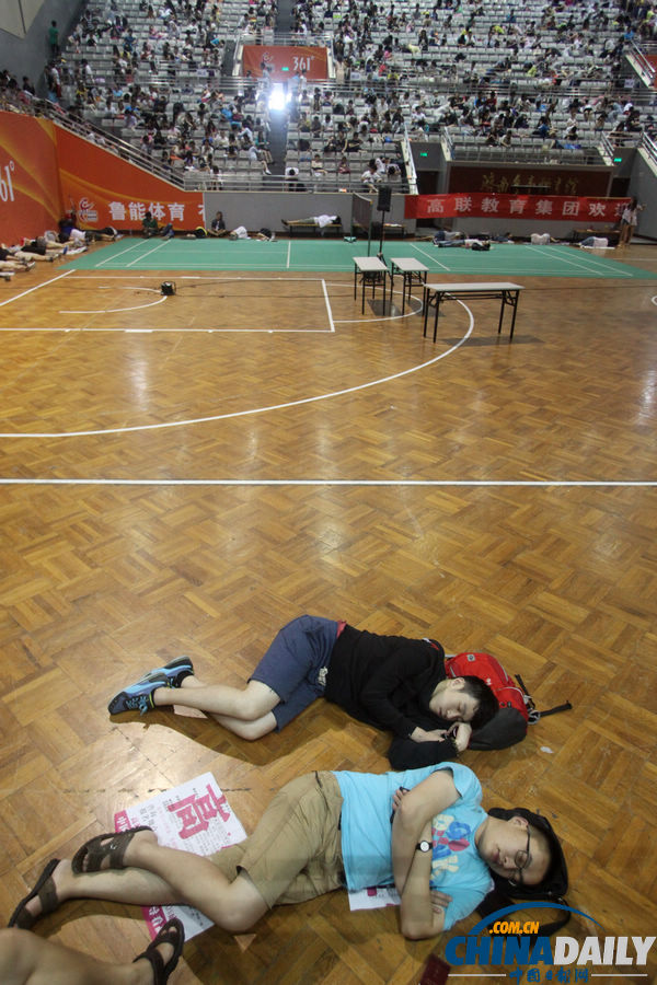 濟(jì)南考研族上大課場(chǎng)面壯觀 老師1對(duì)3600