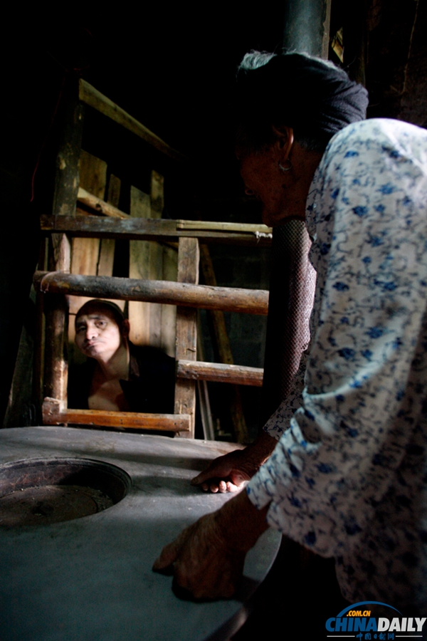 高清：湖北土家族85歲老母 37年照顧傷殘退伍軍人兒子