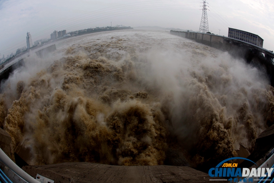 高清組圖：長江葛洲壩開閘泄洪 濁浪騰空