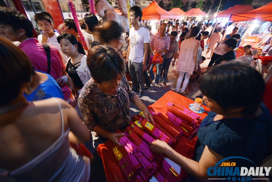 上萬人趕赴觀音廟會(huì)上香拜佛 場(chǎng)面壯觀