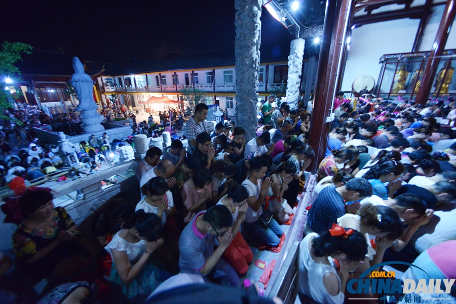 上萬(wàn)人趕赴觀音廟會(huì)上香拜佛 場(chǎng)面壯觀